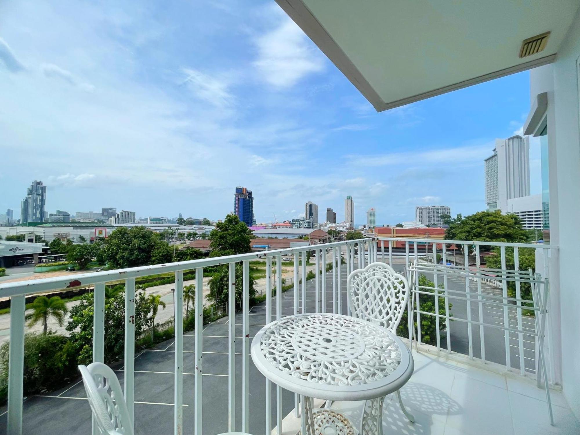 Hotel Baan Pattaya By Sabai Extérieur photo